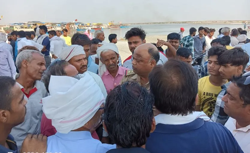 बदायूं: गंगा में किशोर का मिला शव...परिजन ने पहचानने से किया इनकार, लॉकेट पर नजर पड़ते ही उड़ गए होश