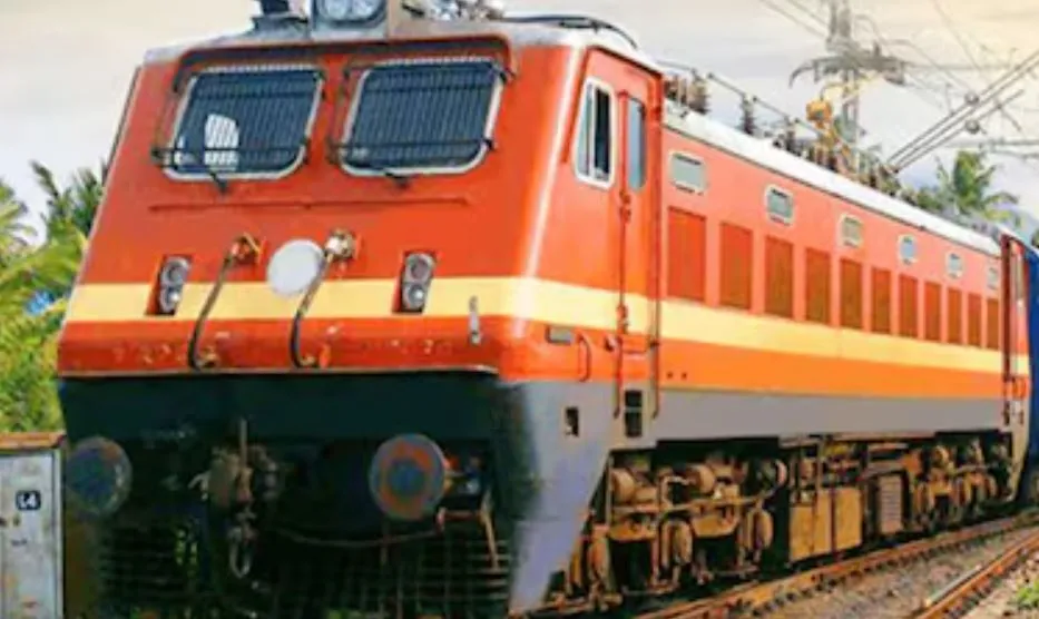 बदायूं: गोवंश भगाने के दौरान पटरी पर बैठा किसान, ट्रेन की चपेट में आकर मौत