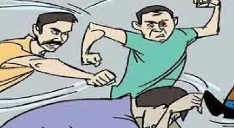 लखीमपुर-खीरी: जमीनी रंजिश में दो पूर्व प्रधानों में जमकर मारपीट, जान बचाने के लिए बूथ परिसर में घुसा