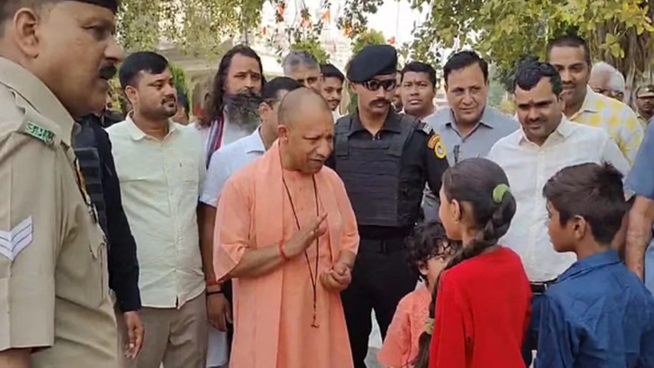 गोरखनाथ मंदिर पहुंचे CM Yogi, जय श्री राम, हर हर महादेव से हुआ स्वागत, बच्चों को दिए चॉकलेट 