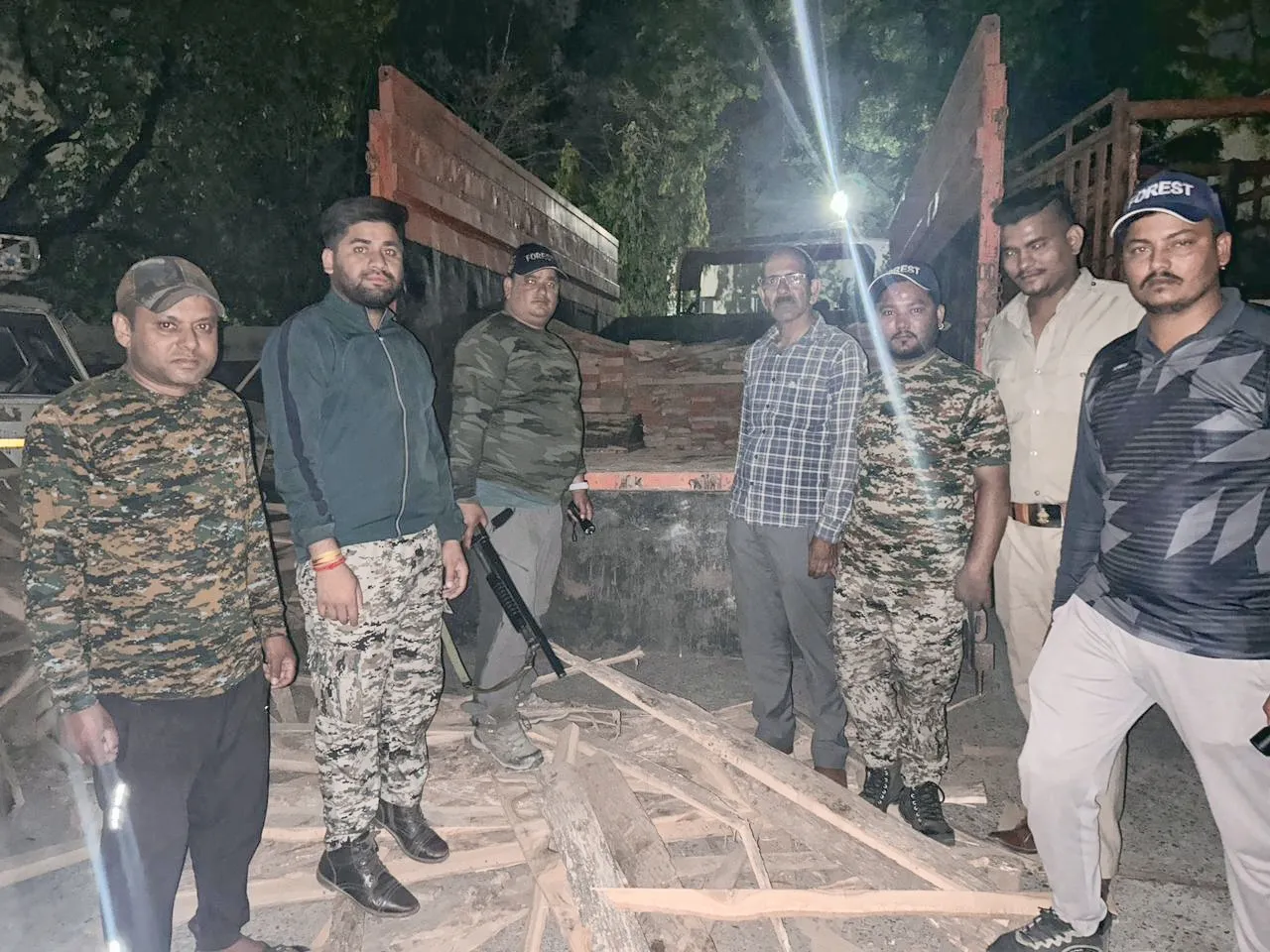 किच्छा: वन विभाग की टीम ने बेशकीमती सागौन की लकड़ी के साथ ट्रैक्टर ट्राली पकड़ा