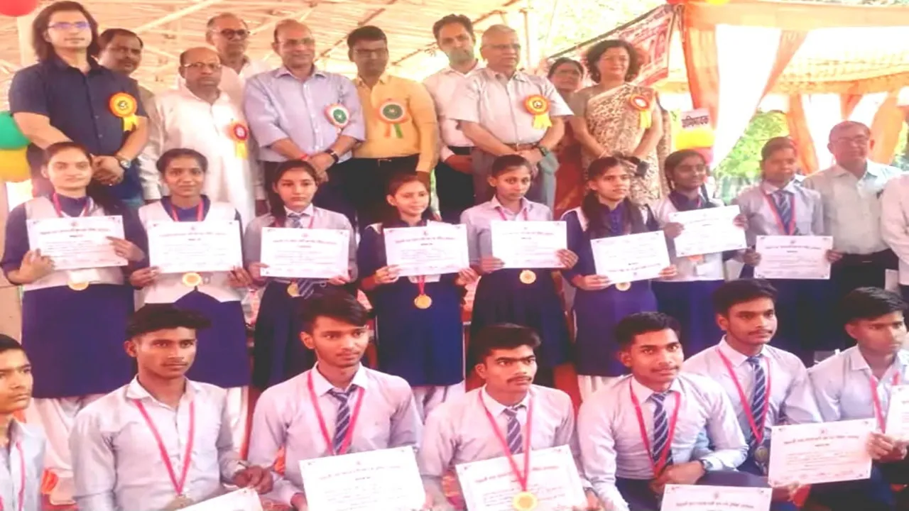 संगमनगरी में हुआ UP बोर्ड के मेधावियों का सम्मान, दिब्यकांत शुक्ल बोले- बच्चों में शिक्षा के साथ संस्कार की जरूरत 