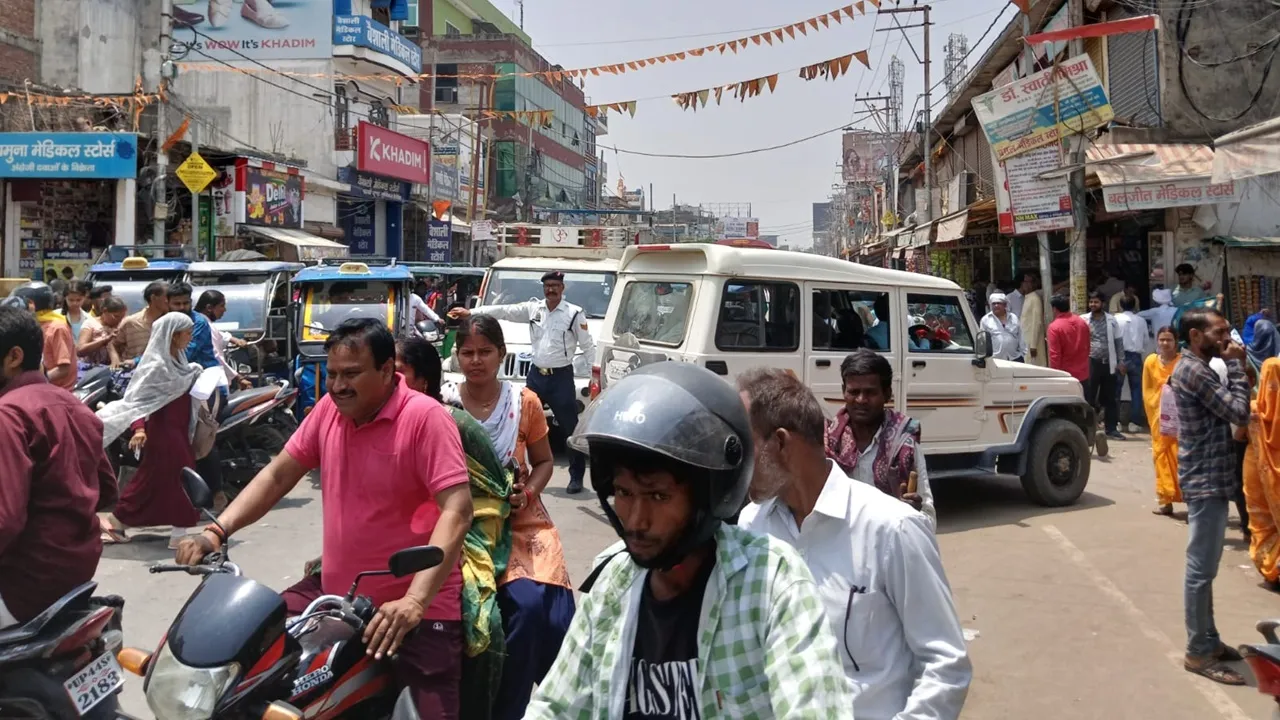 सुलतानपुर: जाम से कराह रहा शहर, जिम्मेदार बेखबर, ई रिक्शा और फुटपाथ के दुकानदार बने हैं जाम के कारण
