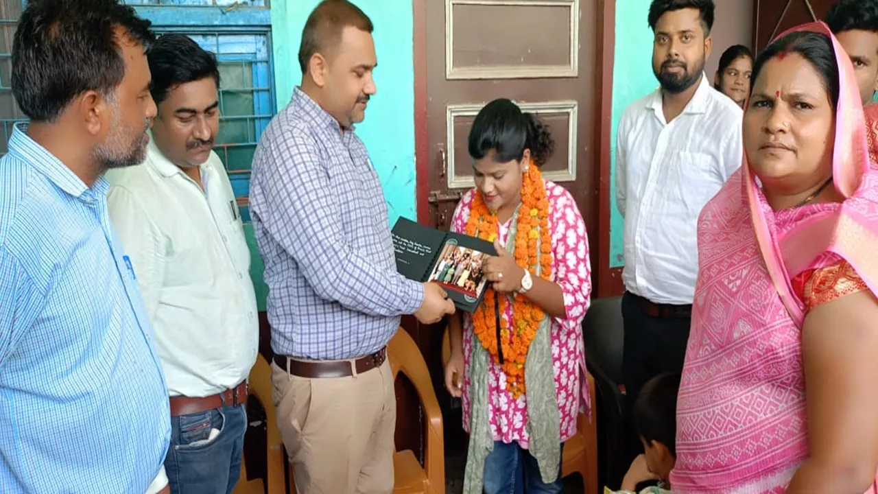 बहराइच: गांव पहुंचने पिंक रिक्शा चालक आरती का हुआ जोरदार सम्मान, डीएम उठाएंगी बेटी की पढ़ाई का खर्च