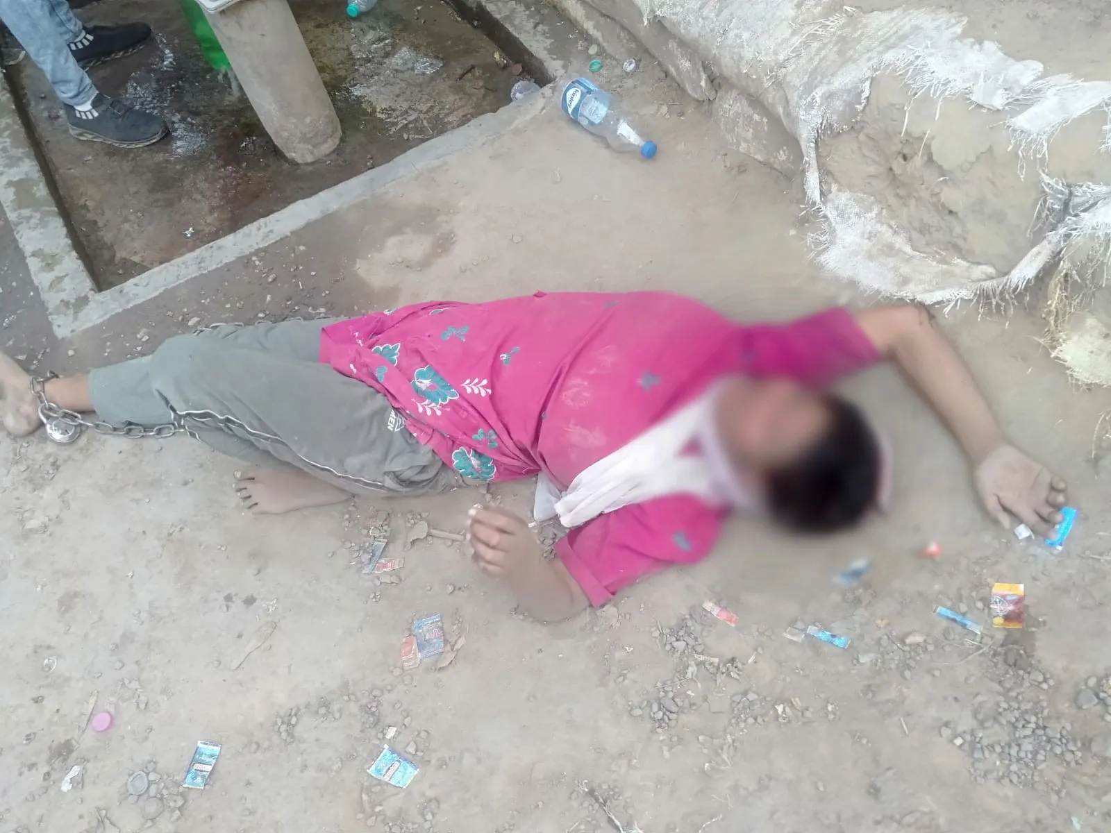 शाहजहांपुर: चौराहे पर पैरों में जंजीर बंधी मिली अज्ञात महिला, वीडियो वायरल होने पर लिया संज्ञान 