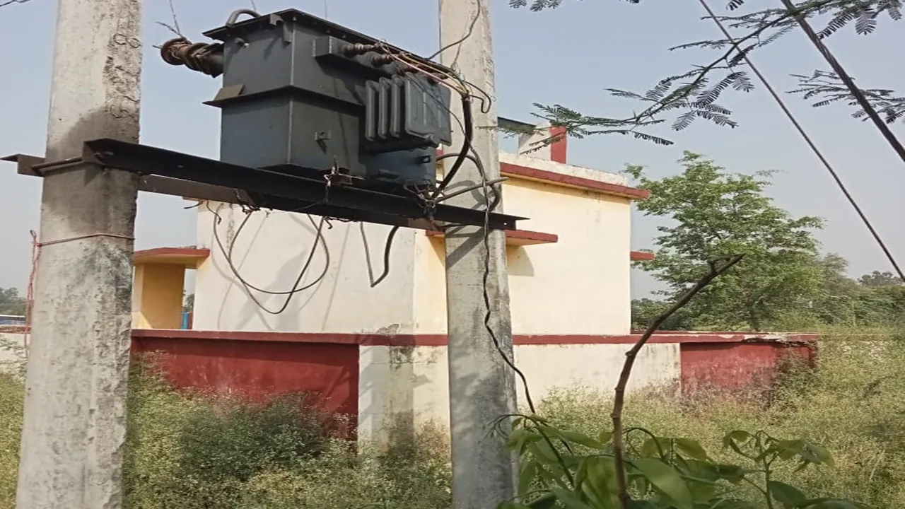 बाराबंकी: बिजली चोरी का खामियाजा भोग रहे आम उपभोक्ता, लोग लगा रहे कटिया, सीधे ट्रांसफार्मर से चला रहे समरसेबल और मोटर