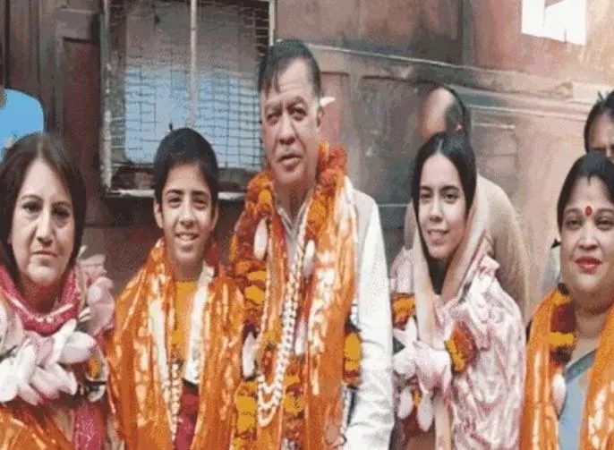 बांके बिहारी जी के दर्शन करने परिवार संग मथुरा पहुंचे विधानसभा अध्यक्ष सतीश महाना 