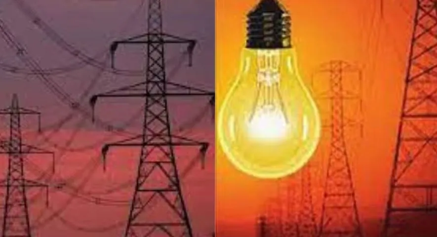 बरेली: चार गांवों में बांस-बल्लियों के सहारे पहुंच रही बिजली, कहीं हो न जाए हादसा...ग्रामीण परेशान