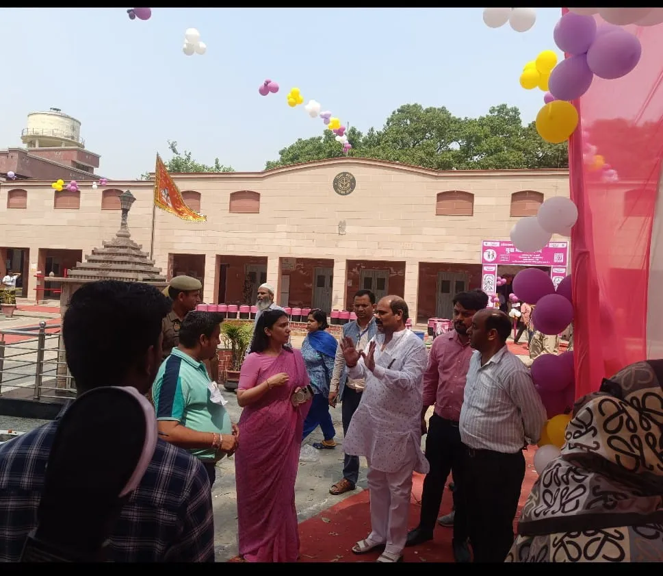 बरेली: मतदान केंद्र में मोबाइल ले जाने से रोका तो लौट गए मतदाता