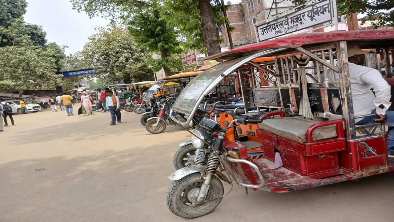 सुलतानपुर: रेलवे स्टेशन के रास्ते बने टैंपो के पार्किंग स्थल, मुसीबत में राहगीर