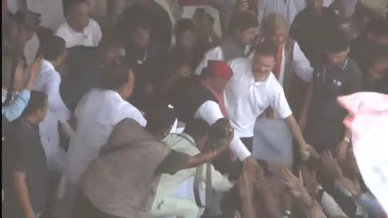 प्रयागराज: बैरिकेड तोड़कर मंच पर चढ़े लोग, राहुल गांधी और अखिलेश यादव बिना भाषण दिए फूलपुर से हुए रवाना, देखें Video