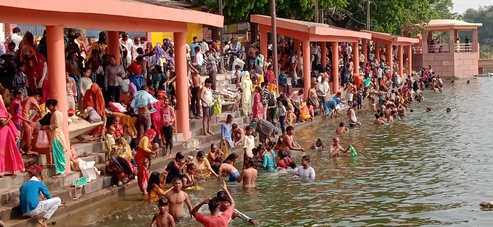 बुद्ध पूर्णिमा 2024 : हर-हर गंगे के जयकारों से गूंजे घाट, हजारों श्रद्धालुओं ने लगाई आस्था की डुबकी
