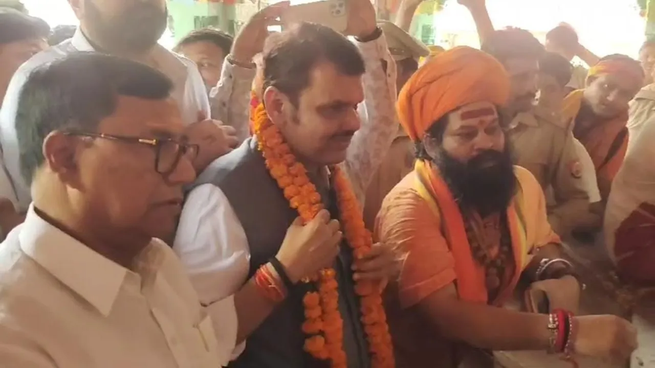 देवेंद्र फडणवीस ने रामलला का लिया आशीर्वाद, हनुमानगढ़ी में भी टेका माथा, कहा- अयोध्या आना मेरे लिए हर्ष का विषय 