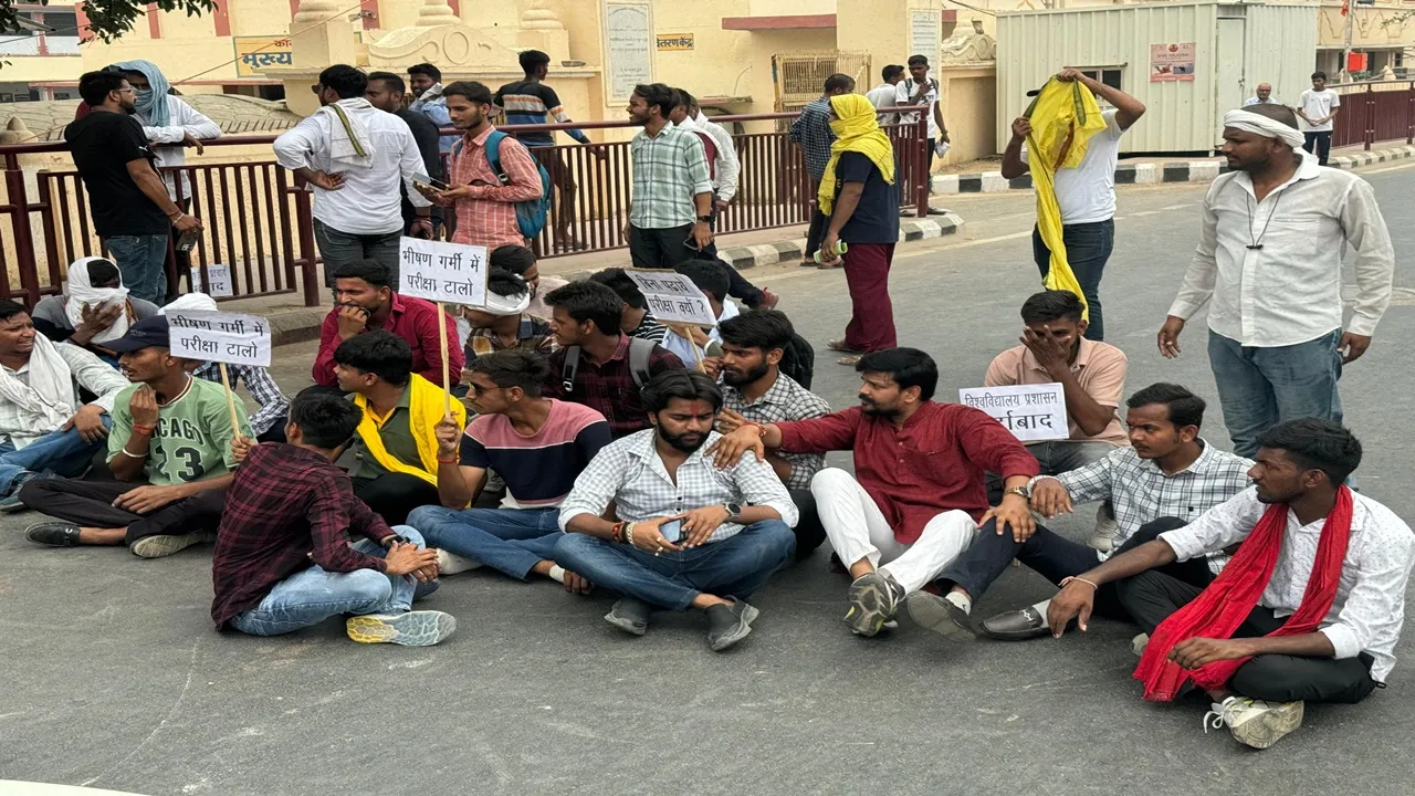 अयोध्या: परीक्षा के विरोध में साकेत महाविद्यालय में छात्रों का प्रदर्शन