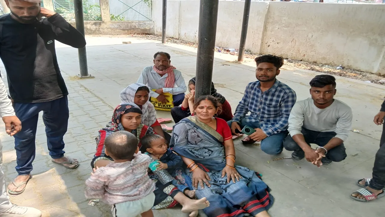 सुलतानपुर: मृतक सफाई कर्मी के परिजन पहुंचे कलेक्ट्रेट जानें क्या है मामला