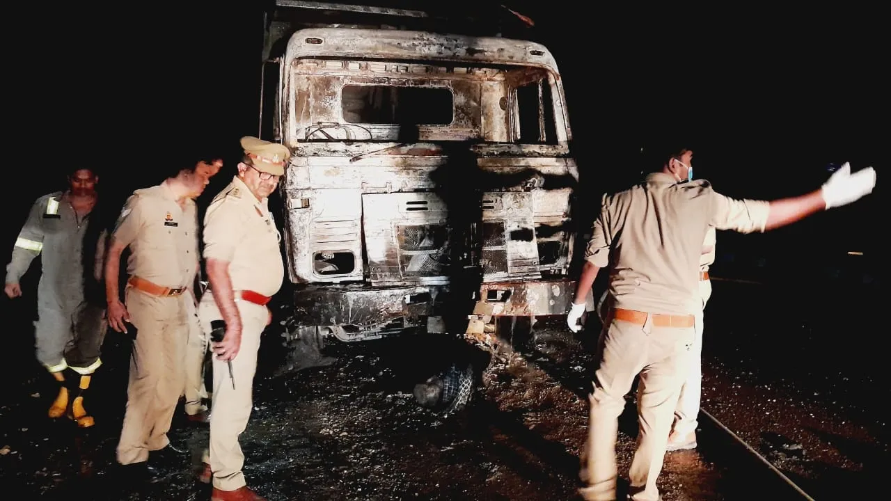 अयोध्या: हाईवे पर हुए हादसे के बाद लगी आग में डम्फर और बाइक जली, बाइक सवार की जलकर मौत