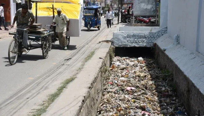 बरेली: शहर में 228 छोटे-29 बड़े नालों की होनी है सफाई, नहीं हो पाया टेंडर...दुर्गंध और मच्छरों से स्कूली बच्चे परेशान