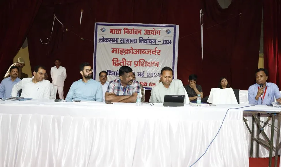 बरेली: बूथों पर EVM खराब हो तो ARO की अनुमति से ही बदलें, DM ने दिए निर्देश