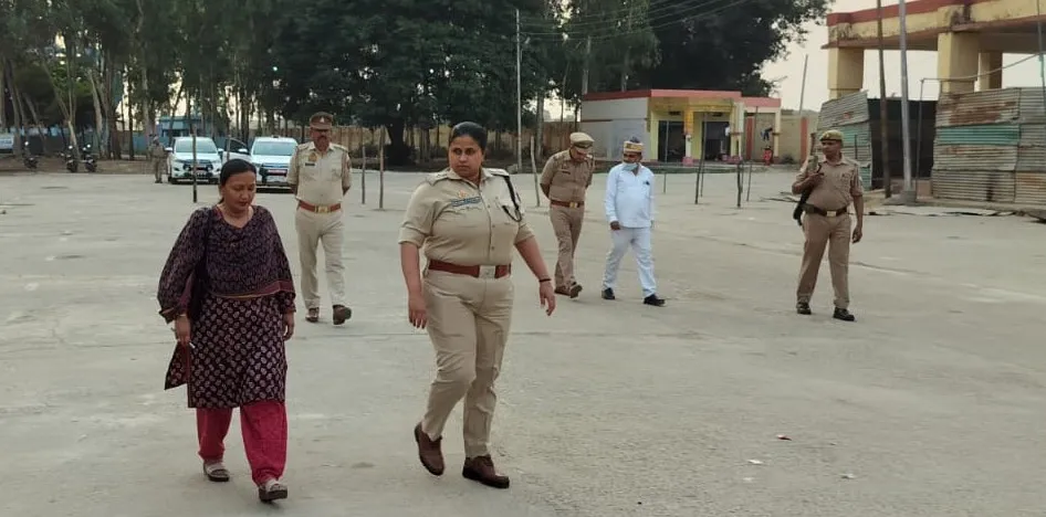 कासगंज: डीएम-एसपी ने परखी स्ट्रांग रूम की सुरक्षा व्यवस्था, मतगणना की तैयारियों का भी किया निरीक्षण 