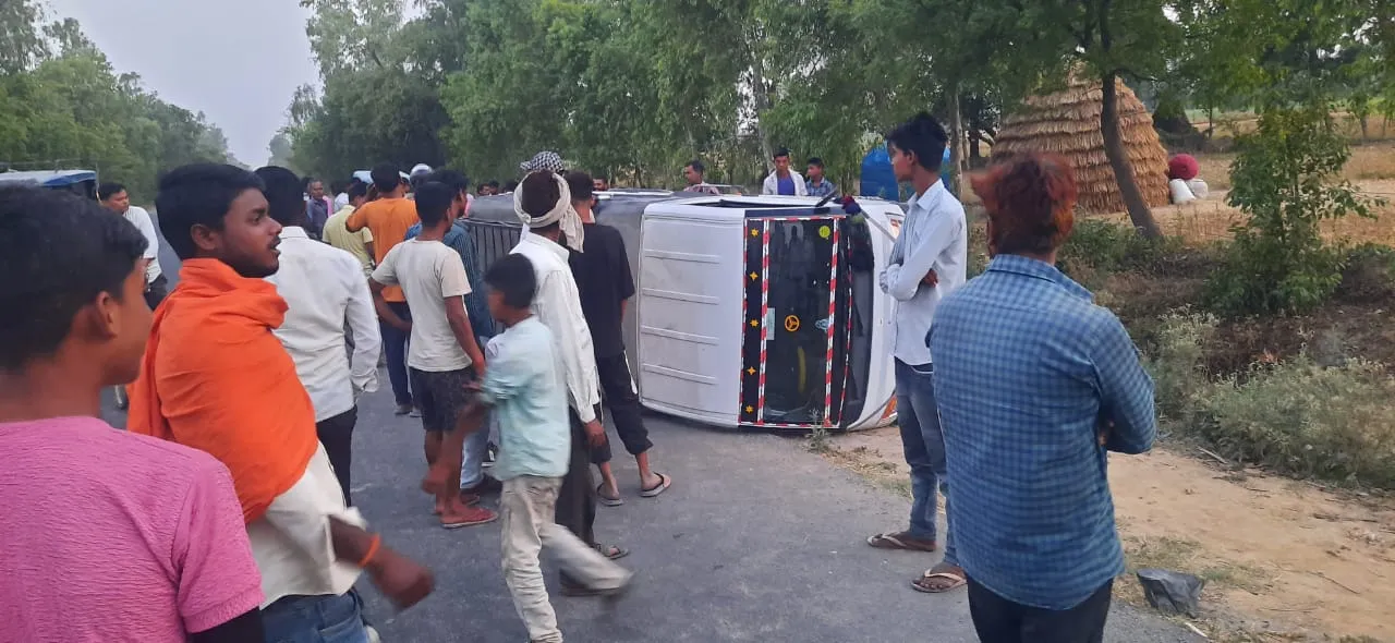 पीलीभीत: पूर्णागिरी जाने के लिए निकला शाहजहांपुर का परिवार, रास्ते में पलट गई मैजिक...कई घायल