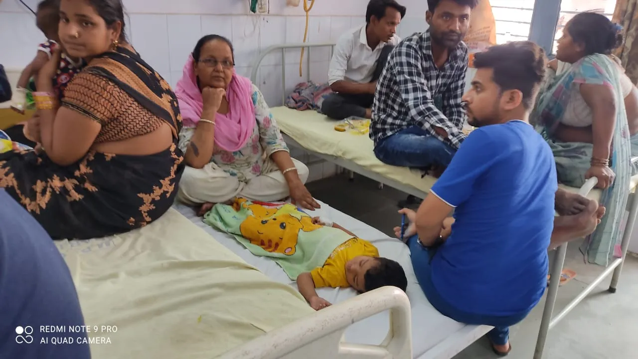 बरेली: जिला अस्पताल के बच्चा वार्ड में बेड पड़े कम, बेंच पर लिटाकर कर रहे इलाज