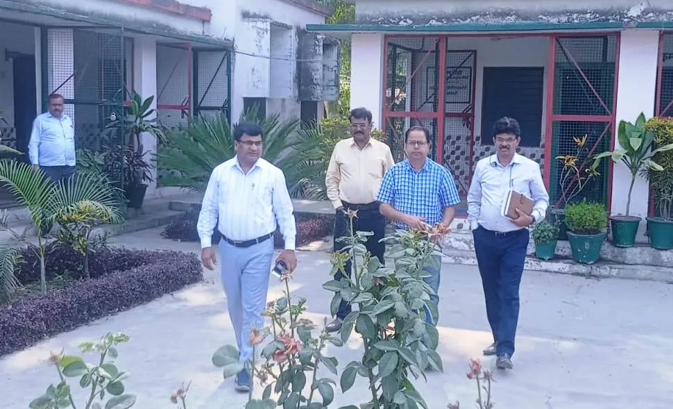 पीलीभीत: DHO ने की कार्रवाई, तो कर्मचारियों ने कार्यालय में डाल दिए ताले...नारे भी लगाए फिर पहुंचे तहसीलदार 