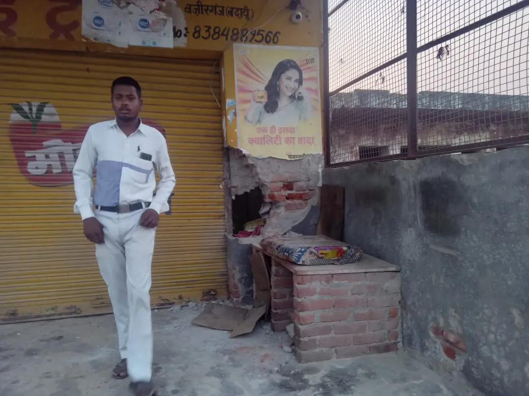 बदायूं: ऊपर सो रहा था परिवार, नीचे गोदाम की दीवार काटकर कर ली चोरी