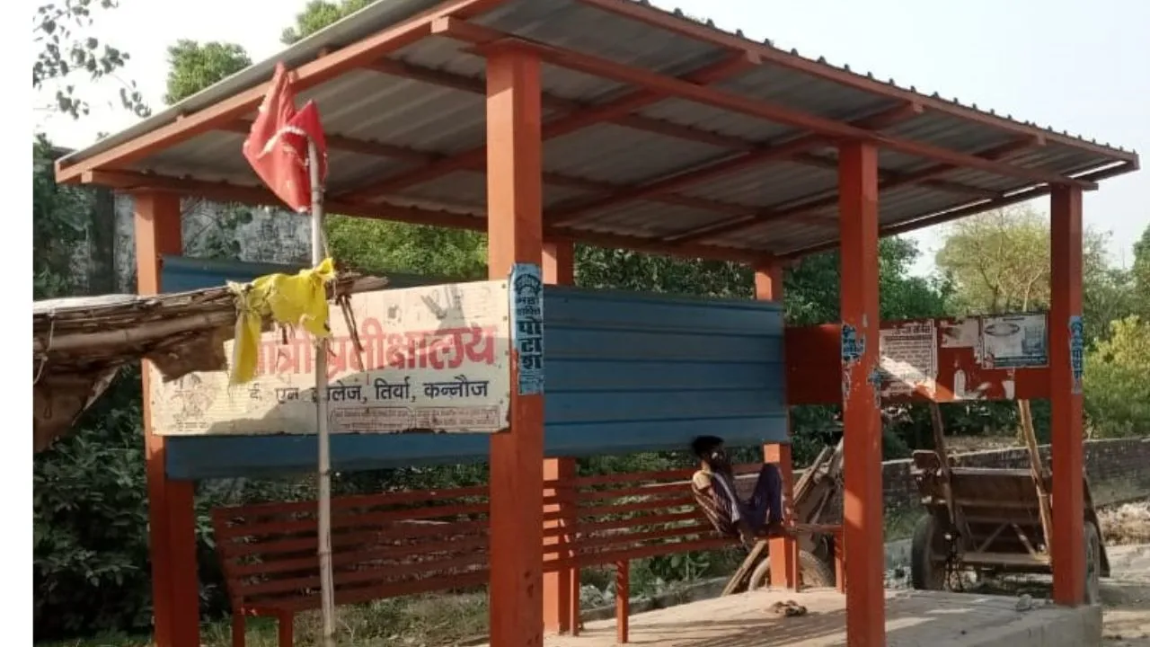 Kannauj: लोहे के 25 यात्री शेड बनाने में खर्च हो गए एक करोड़ रुपये, सपा नेता ने कहा- निर्माण कार्य की लागत कई गुना ज्यादा