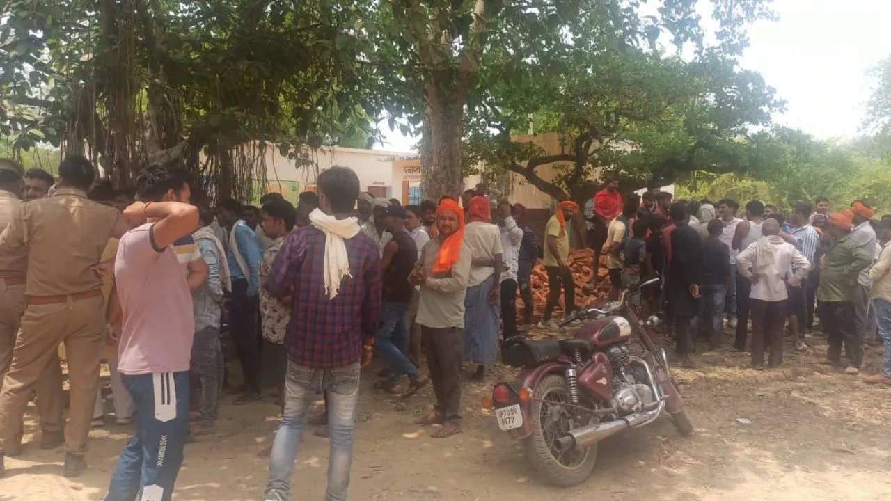 Lok Sabha Election 2024: चित्रकूट में सड़क न बनने पर ग्रामीणों ने किया मतदान बहिष्कार...अधिकारी और जनप्रतिनिधि मनाने में जुटे