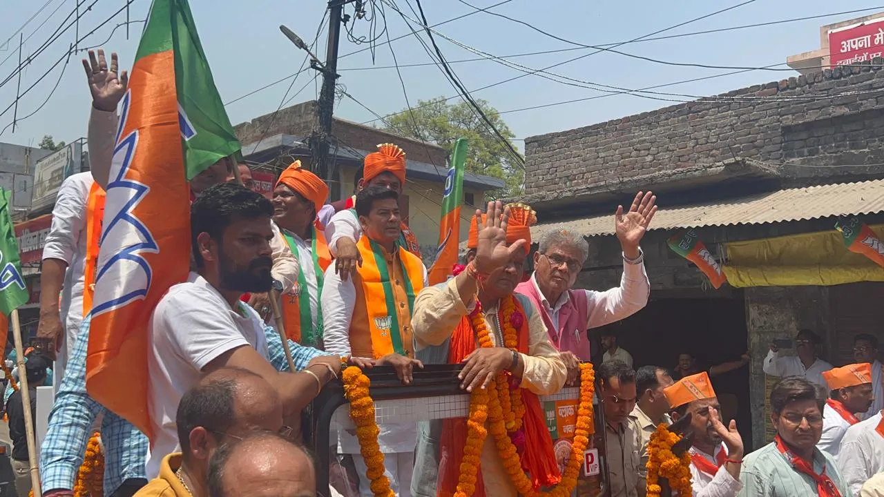 Bareilly News: बीजेपी प्रत्याशी छत्रपाल गंगवार के समर्थन में सड़कों पर उतरे भाजपाई, की वोट देने की अपील