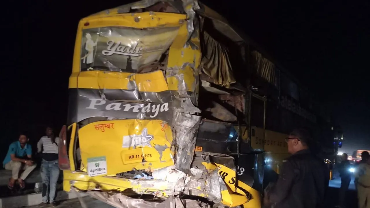 Kannauj: आगरा लखनऊ एक्सप्रेस-वे पर खड़ी स्लीपर बस में ट्रक ने मारी टक्कर...हादसे में तीन दर्जन से अधिक सवारियां घायल