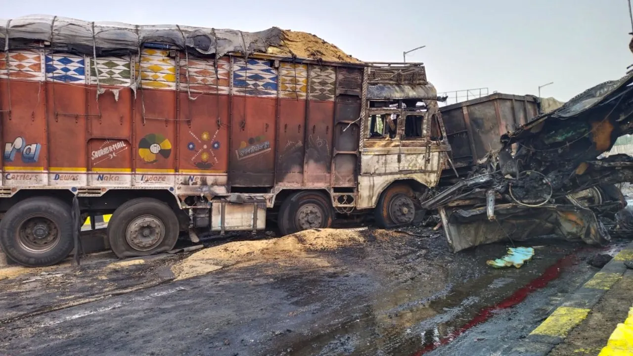 Kanpur Accident: ट्रक और ट्राला में भिडंत, हादसे के बाद वाहनों में लगी आग...परिचालक की जिंदा जलकर मौत, चालक झुलसा