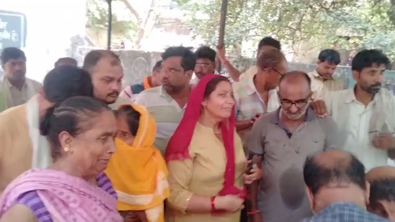 Kanpur: चारों महिलाओं के हुए पोस्टमार्टम...फूट-फूटकर रोए परिजन, ड्योढी घाट में होगा अंतिम-संस्कार, बोले- मौतों के जिम्मेदार लापरवाह सिस्टम