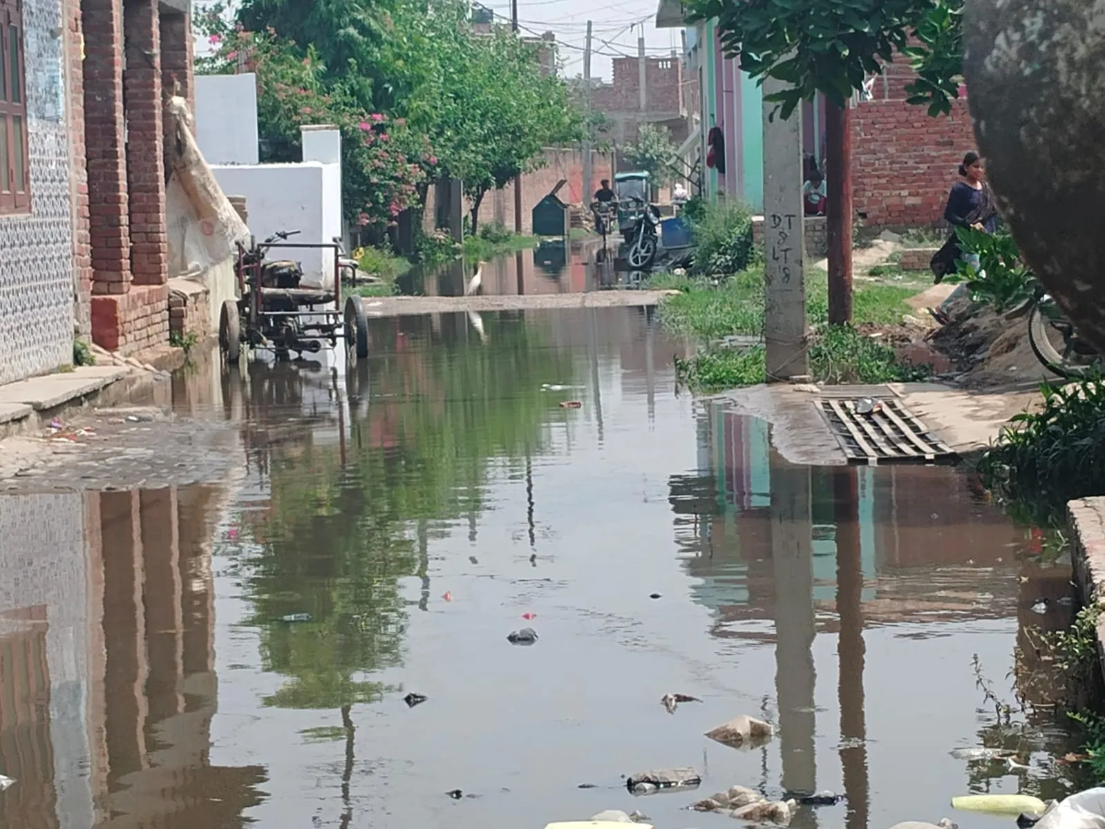 शाहजहांपुर: नाला बंद होने से गलियों में भरा पानी, मोहल्लेवासी परेशान