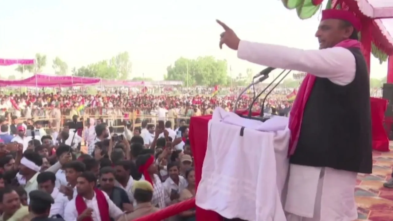 Kannauj में अखिलेश यादव बोले- वैक्सीनेशन का सर्टिफिकेट देखकर लोग BJP के खिलाफ करेंगे वोट, समर्थक एक झलक पाने के लिए रहे बेताब