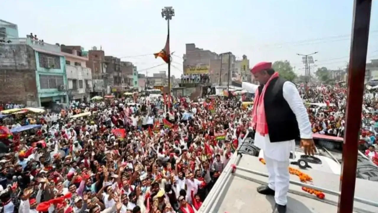 कन्नौज लोकसभा सीट से प्रत्याशी अखिलेश यादव ने औरैया में किया रोड शो, बोले- BJP सरकार ने बेरोजगारी दी, महंगाई दी और कितना अन्याय किया