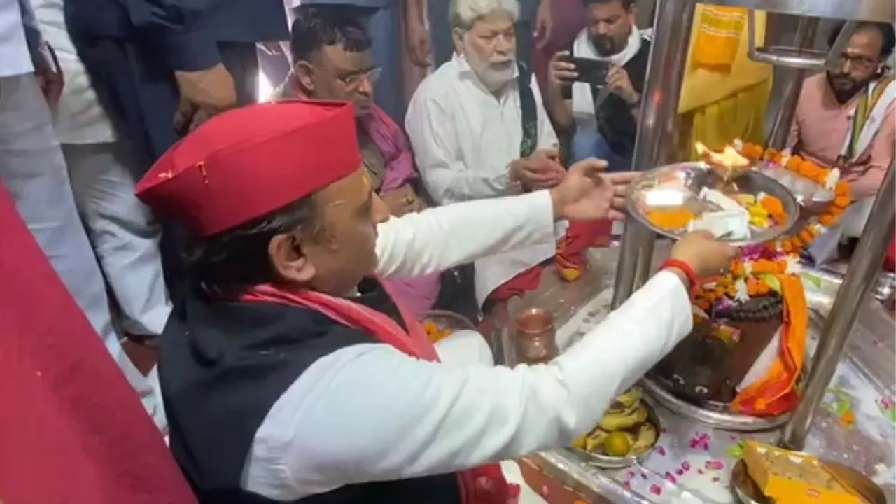 Kannauj: पूर्व मुख्यमंत्री और कन्नौज लोकसभा सीट से प्रत्याशी अखिलेश यादव ने बाबा गौरीशंकर मंदिर में की पूजा...घर-घर जाकर लोगों से मांगे वोट