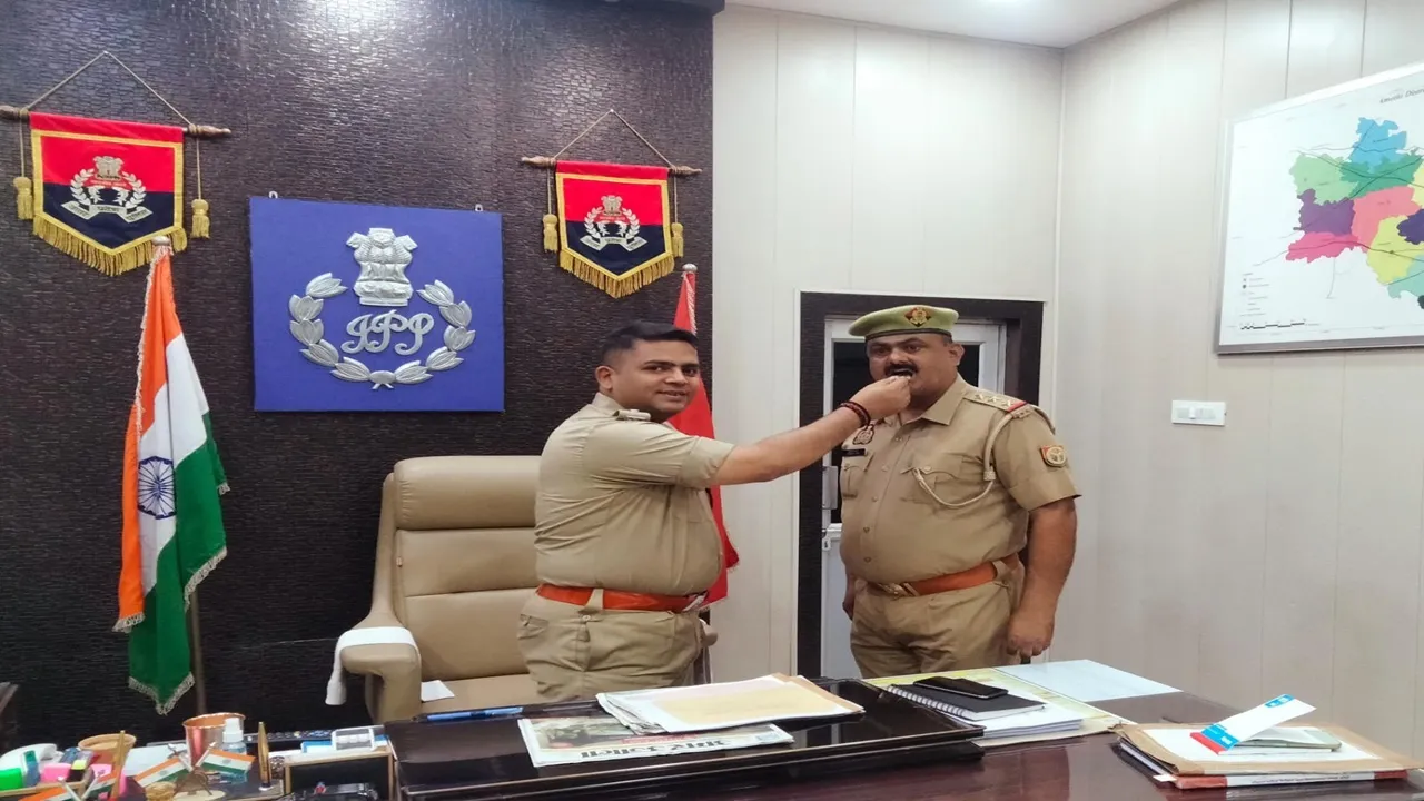 अमेठी: वाचक निरीक्षक के पुत्र का जूडो खेल में हुआ चयन, अमेठी SP ने कर्मचारी को मिठाई खिलाकर दी शुभकामना