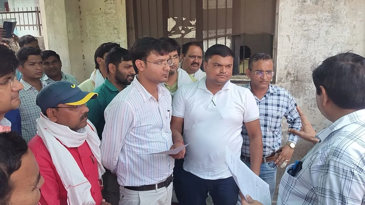 Auraiya: चौथे दिन भी विद्युत अधीनस्थों का धरना रहा जारी...SDM सदर की वार्ता विफल, प्रबंध निदेशक ने तीन सदस्यीय जांच टीम की गठित