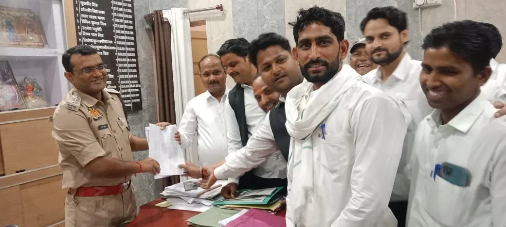 कासगंज: अधिवक्ता के साथ तमंचे की नोक पर की गई लूट...सीओ को दिया ज्ञापन, कार्रवाई की मांग