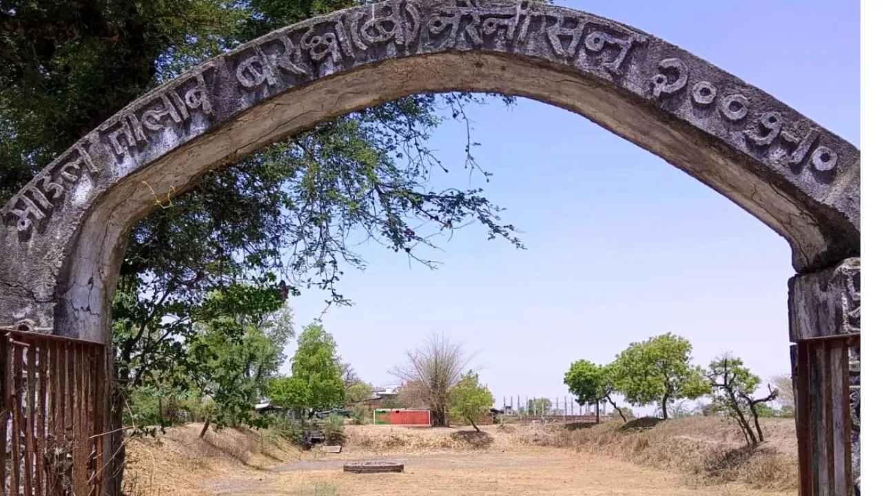 Banda News: सूखे पड़े तालाबों व नहरों में उड़ रही धूल, कैसे बुझेगी प्यास, पानी के लिए भटक रहे अन्ना मवेशी