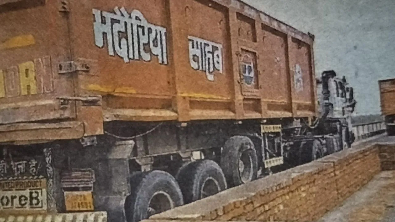 Banda: पैलानी पुल की पांचवीं कोठी धंसने से भारी वाहनों पर रोक, ग्रामीणों का आरोप- रोक के बाद भी गुजर रहे वाहन