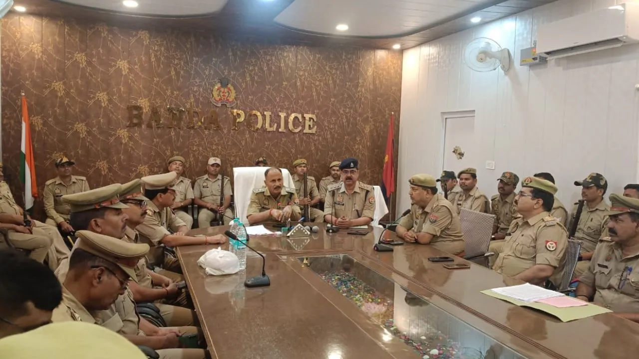 Lok Sabha Election 2024: बांदा से तीसरे चरण के मतदान के लिए पुलिस बल रवाना...एएसपी ने कर्मियों को संवेदनशील रहने की दी नसीहत
