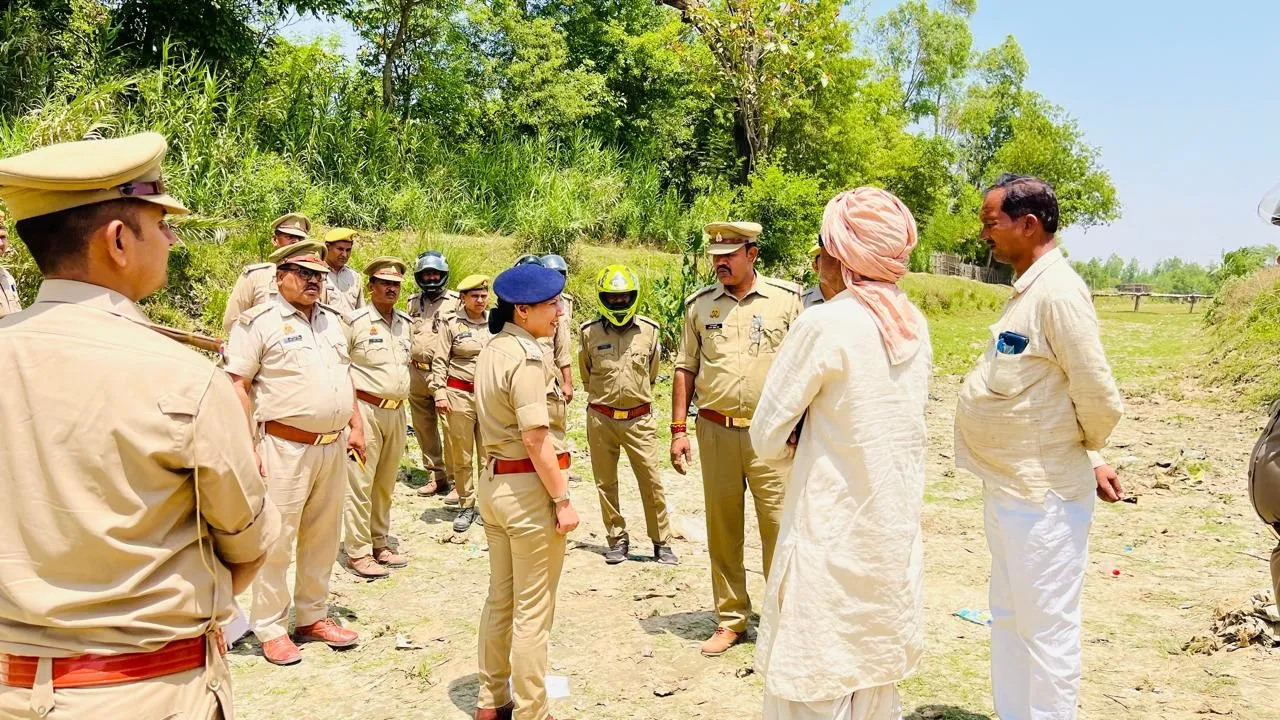 बहराइच: ईंट से कूचकर ग्रामीण की हत्या: SP ने घटना स्थल का किया निरीक्षण, नहर में मिला शव