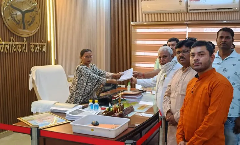 कासगंज: प्रभारी वित्त एवं लेखाधिकारी करते हैं अनुचित व्यवहार, राष्ट्रीय शैक्षिक महासंघ ने जताया आक्रोश... डीएम को दिया ज्ञापन 