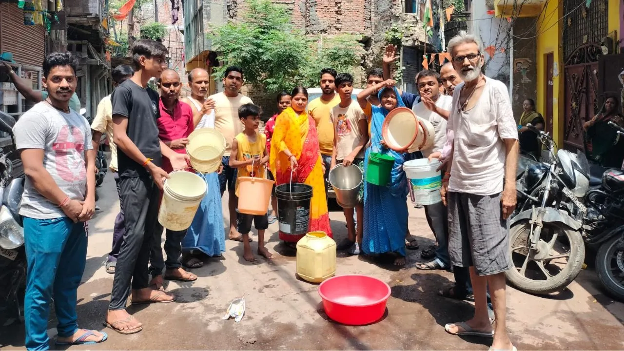 Lok Sabha Election 2024: कानपुर के इटावा बाजार में जल संकट, लोगों ने खाली बाल्टी लेकर किया प्रदर्शन, बोले- पानी नहीं तो वोट नहीं