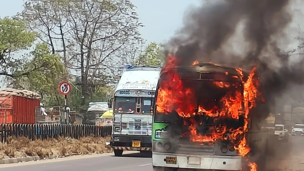 Unnao Fire: हाईवे पर लखनऊ से कानपुर जा रही जनरथ एसी बस में लगी आग, बाल-बाल बचे यात्री...शार्ट सर्किट बताया जा रहा कारण