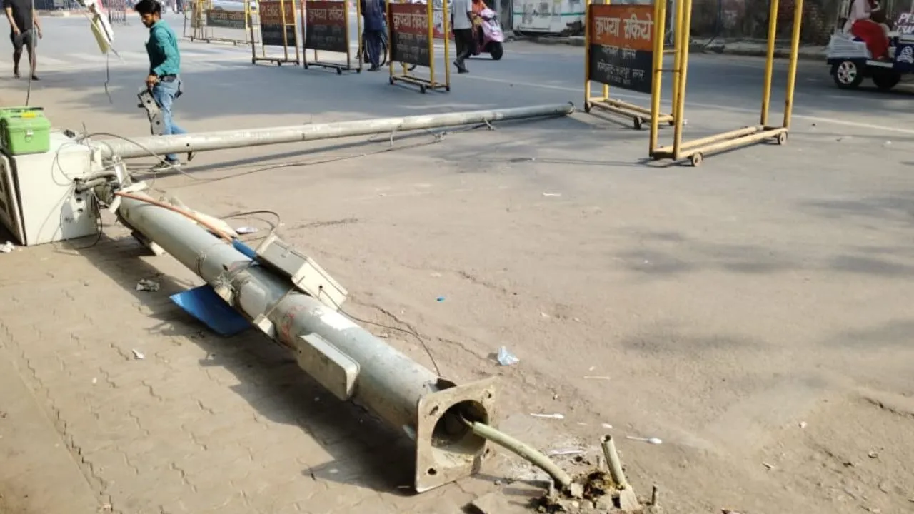 Kanpur News: कंपनीबाग चौराहे पर ट्रैफिक सिग्नल ठप, CCTV भी बंद, आईटीएमएस का खंभा गिरने से यातायात संचालन प्रभावित