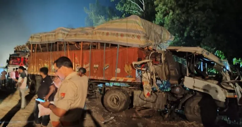 बरेली: पहिया निकलने से ट्रैक्टर डिवाइडर पर चढ़ा, ट्रक ने मारी टक्कर...तीन घायल