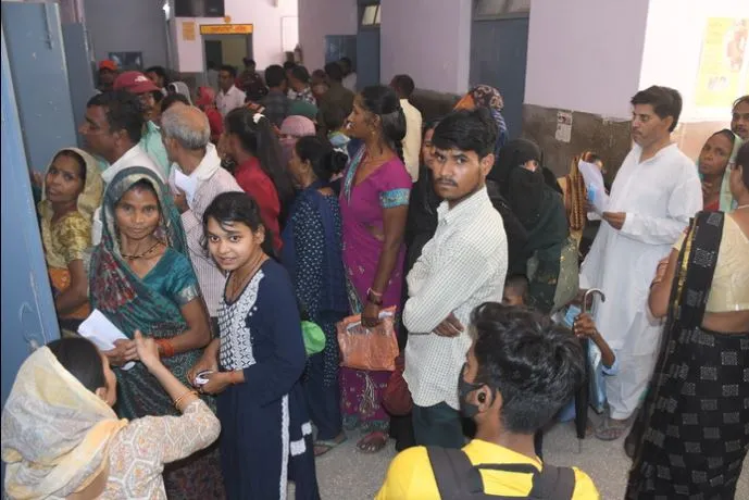 बरेली: लगातार बढ़ रहे बुखार और डायरिया के मरीज, जिला अस्पताल में अधिकांश बेड फुल